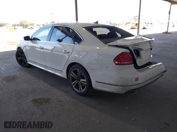 2015 Volkswagen Passat SEL Premium z VIN 1VWCV7A39FC036953, wystawiony jako IAAI lot #42181825 z przebiegiem 118 040 mil mil oraz . Historia ofert i sprzedaży dostępna na DreamBid. Obrazek 3.