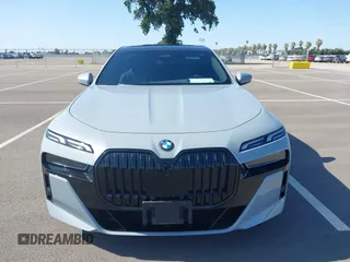 2023 BMW 7 Series 740i z VIN WBA23EH01PCM45774, wystawiony jako IAAI lot #42179372 z przebiegiem 12 033 mil mil oraz . Historia ofert i sprzedaży dostępna na DreamBid. Obrazek 13.