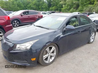 2014 Chevrolet Cruze 1LT z VIN 1G1PC5SBXE7433740, wystawiony jako IAAI lot #42282321 z przebiegiem 148 282 mil mil oraz . Historia ofert i sprzedaży dostępna na DreamBid. Obrazek 2.