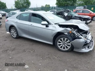 2019 Toyota Camry LE z VIN 4T1B11HK5KU813553, wystawiony jako IAAI lot #42282507 z przebiegiem 22 100 mil mil oraz . Historia ofert i sprzedaży dostępna na DreamBid. Obrazek 1.