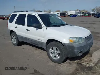 2006 Ford Escape Hybrid z VIN 1FMYU96H96KD56271, wystawiony jako IAAI lot #41981621 z przebiegiem 156 825 mil mil oraz . Historia ofert i sprzedaży dostępna na DreamBid. Obrazek 1.