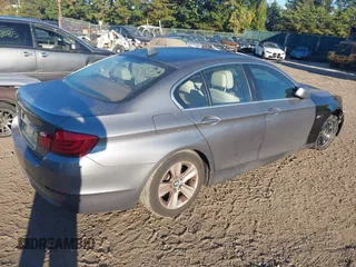 2013 BMW 5 Series 528i xDrive with VIN WBAXH5C5XDD112537, listed as a IAAI auction lot 40585977 with 999,999 mi miles. Bid and sale history available at carsss.com. Image 4.