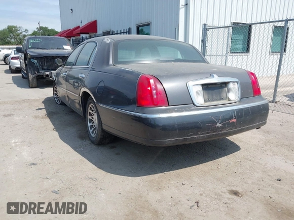 2001 Lincoln Town Car Signature z VIN 1LNHM82W11Y695417, wystawiony jako IAAI lot #42041548 z przebiegiem 117 392 mil mil oraz . Historia ofert i sprzedaży dostępna na DreamBid. Obrazek 3.