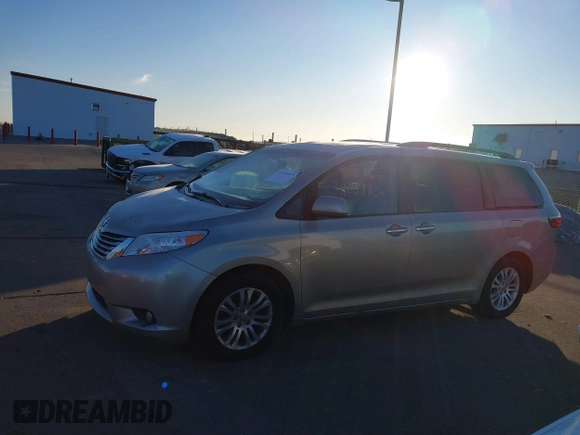 2016 Toyota Sienna XLE z VIN 5TDYK3DC8GS713481, wystawiony jako IAAI lot #41239824 z przebiegiem 176 935 mil mil oraz . Historia ofert i sprzedaży dostępna na DreamBid. Obrazek 15.