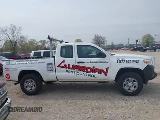2018 Toyota Tacoma SR z VIN 5TFSX5EN3JX058375, wystawiony jako IAAI lot #42115157 z przebiegiem 171 454 mil mil oraz . Historia ofert i sprzedaży dostępna na DreamBid. Obrazek 14.