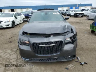 2018 Chrysler 300 S z VIN 2C3CCAGG9JH223216, wystawiony jako Copart lot #45919034 z przebiegiem 70 801 mil mil oraz Szkoda całkowita • Salvage title. Historia ofert i sprzedaży dostępna na DreamBid. Obrazek 5.