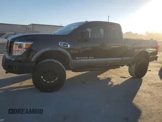 2017 Nissan Titan z VIN 1N6BA1C41HN557005, wystawiony jako Copart lot #81976624 z przebiegiem 113 917 mil mil oraz Czysty tytuł • Clean title. Historia ofert i sprzedaży dostępna na DreamBid. Obrazek 1.