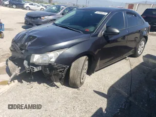 2015 Chevrolet Cruze LS z VIN 1G1PA5SG2F7278331, wystawiony jako Copart lot #52380075 z przebiegiem 138 848 mil mil oraz Szkoda całkowita • Salvage title. Historia ofert i sprzedaży dostępna na DreamBid. Obrazek 1.