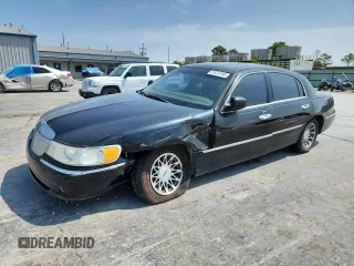2000 Lincoln Town Car Signature z VIN 1LNHM82W1YY845522, wystawiony jako Copart lot #57974195 z przebiegiem 153 479 mil mil oraz Szkoda całkowita • Salvage title. Historia ofert i sprzedaży dostępna na DreamBid. Obrazek 1.