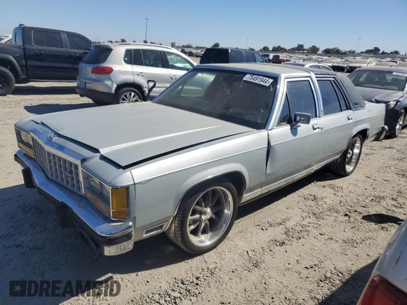 1987 Ford Crown Victoria z VIN 2FABP74F5HX169963, wystawiony jako Copart lot #75491944 z przebiegiem 89 729 mil mil oraz Szkody całkowita. Historia ofert i sprzedaży dostępna na DreamBid. Obrazek 1.