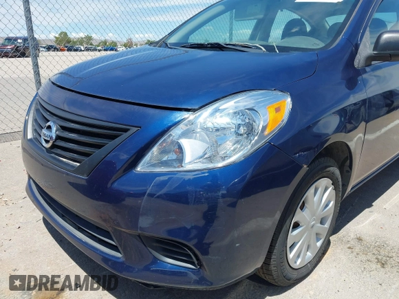 2012 Nissan Versa S z VIN 3N1CN7AP9CL824902, wystawiony jako IAAI lot #42773826 z przebiegiem 124 273 mil mil oraz . Historia ofert i sprzedaży dostępna na DreamBid. Obrazek 6.