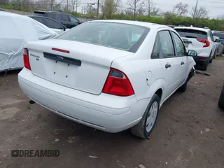 2007 Ford Focus S z VIN 1FAHP34N07W260725, wystawiony jako IAAI lot #42004694 z przebiegiem 84 923 mil mil oraz . Historia ofert i sprzedaży dostępna na DreamBid. Obrazek 4.