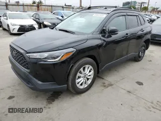 2022 Toyota Corolla Cross LE z VIN 7MUBAABG2NV007483, wystawiony jako Copart lot #55647665 z przebiegiem 43 699 mil mil oraz Szkody całkowita. Historia ofert i sprzedaży dostępna na DreamBid. Obrazek 1.