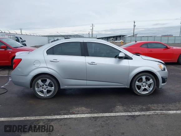 2015 Chevrolet Sonic LTZ z VIN 1G1JE5SB4F4108360, wystawiony jako IAAI lot #41526362 z przebiegiem 157 226 mil mil oraz . Historia ofert i sprzedaży dostępna na DreamBid. Obrazek 13.
