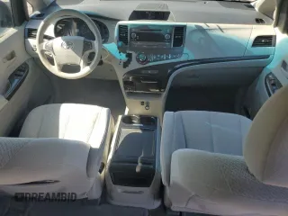 2013 Toyota Sienna LE AAS z VIN 5TDKK3DC5DS327389, wystawiony jako Copart lot #62218155 z przebiegiem 144 954 mil mil oraz Czysty tytuł • Clean title. Historia ofert i sprzedaży dostępna na DreamBid. Obrazek 8.