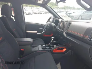 2022 Nissan Frontier Pro-4X z VIN 1N6ED1EK3NN634775, wystawiony jako IAAI lot #42789790 z przebiegiem 25 453 mil mil oraz . Historia ofert i sprzedaży dostępna na DreamBid. Obrazek 5.