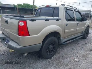 2004 Ford Explorer Sport Trac XLS z VIN 1FMZU67K04UA43558, wystawiony jako IAAI lot #42124644 z przebiegiem 270 550 mil mil oraz . Historia ofert i sprzedaży dostępna na DreamBid. Obrazek 4.