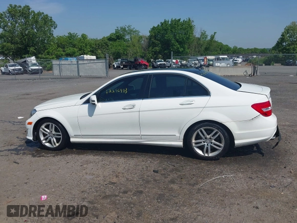 2013 Mercedes-Benz C 300 Sport z VIN WDDGF8AB9DR295926, wystawiony jako IAAI lot #42256993 z przebiegiem 217 669 mil mil oraz . Historia ofert i sprzedaży dostępna na DreamBid. Obrazek 14.