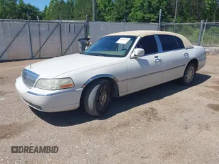 2006 Lincoln Town Car Ultimate L z VIN 1LNHM85W06Y606567, wystawiony jako IAAI lot #42085471 z przebiegiem 262 737 mil mil oraz . Historia ofert i sprzedaży dostępna na DreamBid. Obrazek 2.