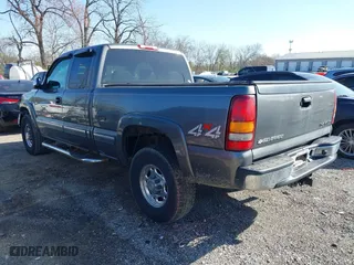 2000 Chevrolet Silverado 2500 LT with VIN 1GCGK29U0YE331086, listed as a IAAI auction lot 41973282 with 137,448 mi miles. Bid and sale history available at carsss.com. Image 3.