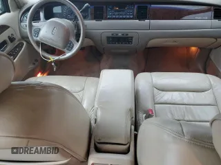 2000 Lincoln Town Car Signature with VIN 1LNHM82W2YY770068, listed as a Copart auction lot 44062385 with 109,941 mi miles and Salvage title. Bid and sale history available at DreamBid. Image 8.