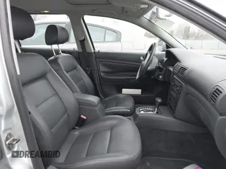 2005 Volkswagen Passat z VIN WVWCD63B55E132974, wystawiony jako IAAI lot #41755346 z przebiegiem 68 295 mil mil oraz . Historia ofert i sprzedaży dostępna na DreamBid. Obrazek 5.