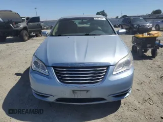 2012 Chrysler 200 Touring z VIN 1C3CCBBG0CN316617, wystawiony jako Copart lot #61437545 z przebiegiem 107 552 mil mil oraz Czysty tytuł • Clean title. Historia ofert i sprzedaży dostępna na DreamBid. Obrazek 5.