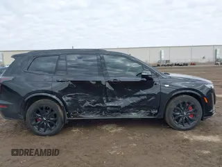 2024 Cadillac XT6 AWD Sport z VIN 1GYKPHRS8RZ750238, wystawiony jako IAAI lot #41769814 z przebiegiem 3600 mil mil oraz . Historia ofert i sprzedaży dostępna na DreamBid. Obrazek 14.