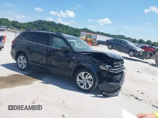 2021 Volkswagen Atlas SE with VIN 1V2WR2CAXMC586838, listed as a IAAI auction lot 42581657 with 60,922 mi miles and . Bid and sale history available at DreamBid. Image 1.