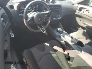 2023 Nissan Z Sport z VIN JN1BZ4AH8PM311031, wystawiony jako Copart lot #71440734 z przebiegiem 32 101 mil mil oraz Szkody całkowita. Historia ofert i sprzedaży dostępna na DreamBid. Obrazek 8.