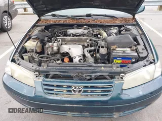 1998 Toyota Camry LE z VIN 4T1BG22K0WU372241, wystawiony jako IAAI lot #42215308 z przebiegiem 136 942 mil mil oraz . Historia ofert i sprzedaży dostępna na DreamBid. Obrazek 10.