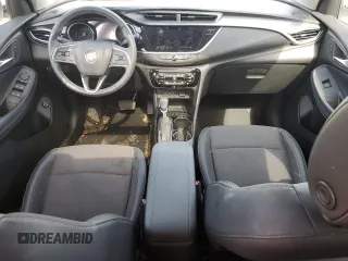 2021 Buick Encore GX Select z VIN KL4MMDSL1MB080983, wystawiony jako Copart lot #57167195 z przebiegiem Nie podano mil oraz Szkoda całkowita • Salvage title. Historia ofert i sprzedaży dostępna na DreamBid. Obrazek 8.