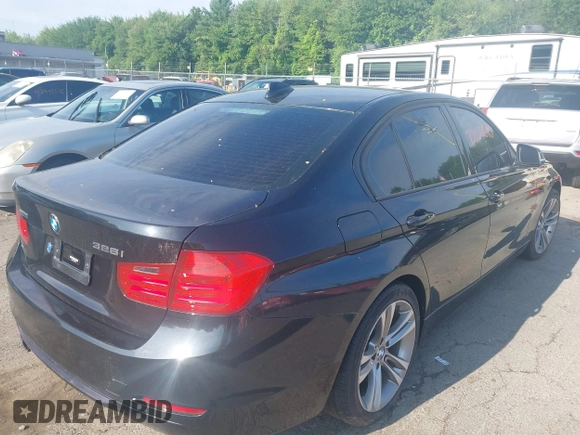 2013 BMW 3 Series 328i xDrive z VIN WBA3B3C53DF538577, wystawiony jako IAAI lot #42521695 z przebiegiem 115 849 mil mil oraz . Historia ofert i sprzedaży dostępna na DreamBid. Obrazek 4.