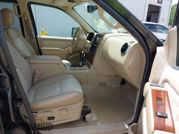 2006 Ford Explorer Eddie Bauer z VIN 1FMEU74E66UB42956, wystawiony jako IAAI lot #42143435 z przebiegiem 249 000 mil mil oraz . Historia ofert i sprzedaży dostępna na DreamBid. Obrazek 5.