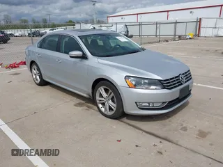 2013 Volkswagen Passat SEL Premium z VIN 1VWCN7A39DC108523, wystawiony jako IAAI lot #42179586 z przebiegiem 214 606 mil mil oraz . Historia ofert i sprzedaży dostępna na DreamBid. Obrazek 1.