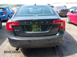 2013 Volvo S60 T5 Premier z VIN YV1612FS8D2209602, wystawiony jako IAAI lot #42226472 z przebiegiem 161 889 mil mil oraz . Historia ofert i sprzedaży dostępna na DreamBid. Obrazek 16.