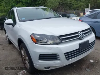 2012 Volkswagen Touareg Lux z VIN WVGEK9BPXCD008999, wystawiony jako IAAI lot #42455493 z przebiegiem 107 032 mil mil oraz . Historia ofert i sprzedaży dostępna na DreamBid. Obrazek 1.