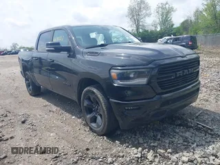 2019 Ram 1500 Big Horn z VIN 1C6SRFFTXKN539189, wystawiony jako IAAI lot #42181357 z przebiegiem 136 613 mil mil oraz . Historia ofert i sprzedaży dostępna na DreamBid. Obrazek 1.