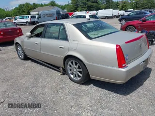 2006 Cadillac DTS 1SE z VIN 1G6KD57936U245734, wystawiony jako IAAI lot #42238256 z przebiegiem 209 188 mil mil oraz . Historia ofert i sprzedaży dostępna na DreamBid. Obrazek 3.