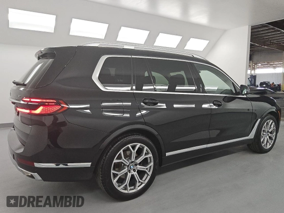 2025 BMW X7 xDrive40i z VIN 5UX23EM09S9X05528, wystawiony jako Copart lot #53862305 z przebiegiem 28 698 mil mil oraz Tytuł czysty. Historia ofert i sprzedaży dostępna na DreamBid. Obrazek 3.