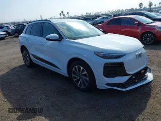 2025 Audi Q6 e-tron Premium Plus z VIN WA124BGFXSA019441, wystawiony jako IAAI lot #41838548 z przebiegiem 138 mil mil oraz . Historia ofert i sprzedaży dostępna na DreamBid. Obrazek 1.