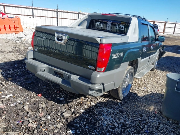 2002 Chevrolet Avalanche with VIN 3GNEC13T62G263379, listed as a IAAI auction lot 40907582 with 220,309 mi miles. Bid and sale history available at carsss.com. Image 4.