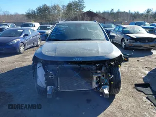 2024 Jeep Compass Latitude Lux z VIN 3C4NJDFN8RT602268, wystawiony jako IAAI lot #41449109 z przebiegiem 11 137 mil mil oraz . Historia ofert i sprzedaży dostępna na DreamBid. Obrazek 12.