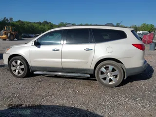 2011 Chevrolet Traverse 1LT z VIN 1GNKRGED8BJ378252, wystawiony jako IAAI lot #42055050 z przebiegiem 232 840 mil mil oraz . Historia ofert i sprzedaży dostępna na DreamBid. Obrazek 14.