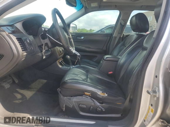 2009 Cadillac DTS 1SA z VIN 1G6KD57Y19U136085, wystawiony jako Copart lot #56983425 z przebiegiem 115 468 mil mil oraz Czysty tytuł • Clean title. Historia ofert i sprzedaży dostępna na DreamBid. Obrazek 7.