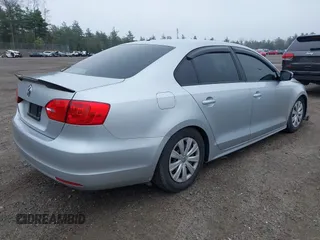 2014 Volkswagen Jetta S z VIN 3VW1K7AJ6EM413671, wystawiony jako IAAI lot #42145258 z przebiegiem 109 211 mil mil oraz . Historia ofert i sprzedaży dostępna na DreamBid. Obrazek 4.