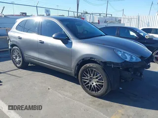 2013 Porsche Cayenne S z VIN WP1AB2A29DLA83568, wystawiony jako IAAI lot #41812860 z przebiegiem 121 481 mil mil oraz . Historia ofert i sprzedaży dostępna na DreamBid. Obrazek 1.