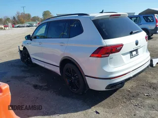 2022 Volkswagen Tiguan SE R-Line Black z VIN 3VVCB7AX8NM131565, wystawiony jako IAAI lot #40769279 z przebiegiem 26 000 mil mil oraz . Historia ofert i sprzedaży dostępna na DreamBid. Obrazek 3.