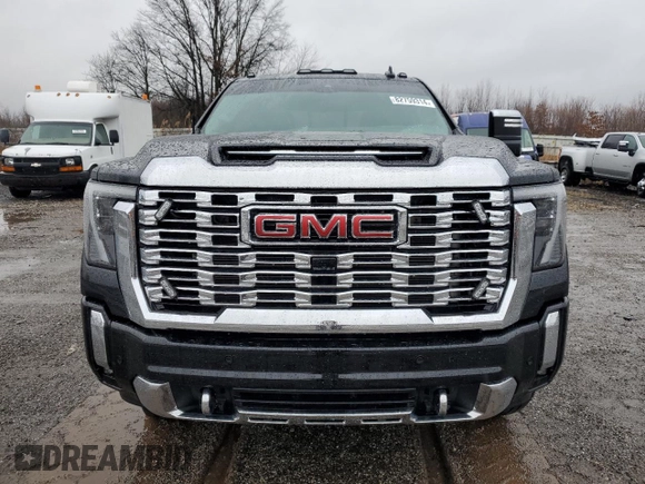 2024 GMC Sierra 3500HD Denali z VIN 1GT49WEYXRF123632, wystawiony jako Copart lot #82759314 z przebiegiem 55 078 mil mil oraz Szkoda całkowita • Salvage title. Historia ofert i sprzedaży dostępna na DreamBid. Obrazek 5.