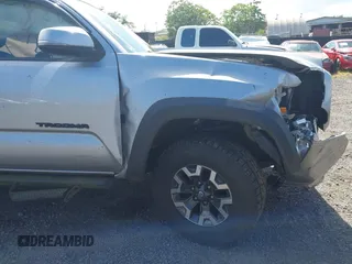 2018 Toyota Tacoma SR z VIN 3TMCZ5AN7JM156092, wystawiony jako IAAI lot #41642391 z przebiegiem 65 805 mil mil oraz . Historia ofert i sprzedaży dostępna na DreamBid. Obrazek 20.